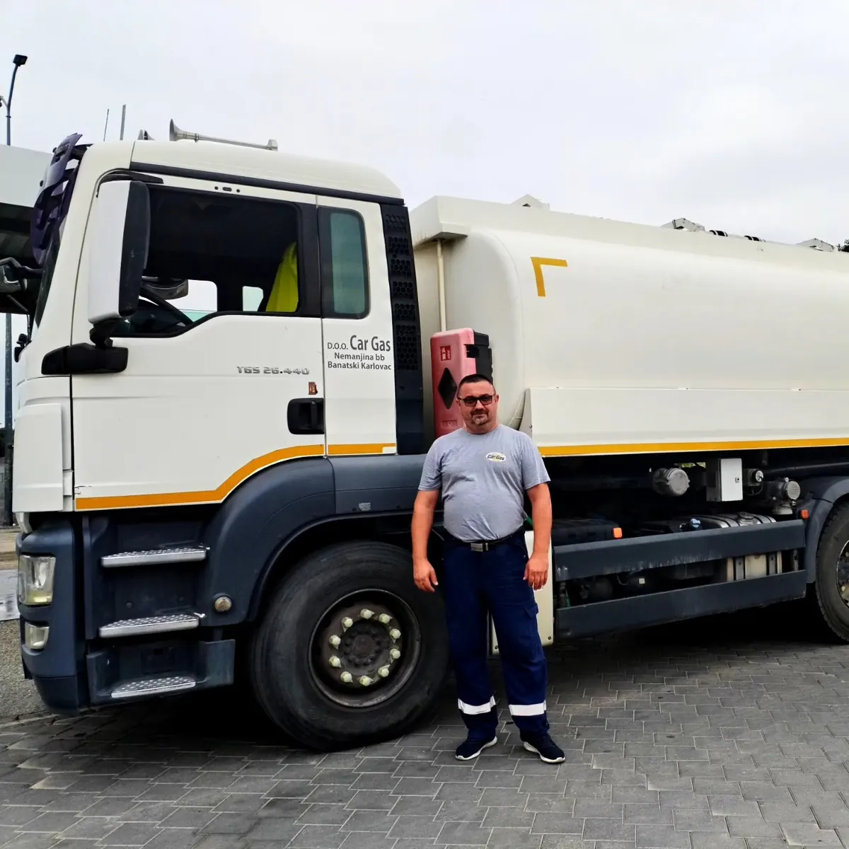Car Gas cisterna za dostavu goriva i vozač