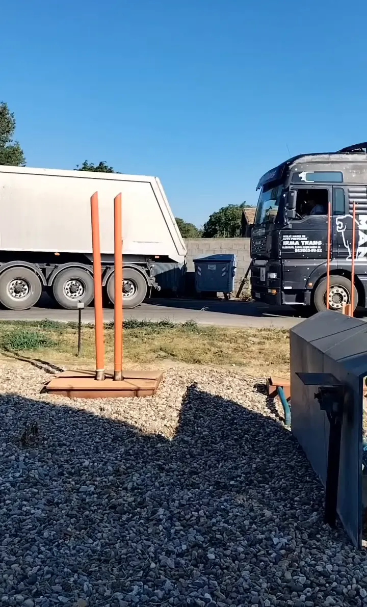Kamioni na magistrali pored Car Gas pumpe