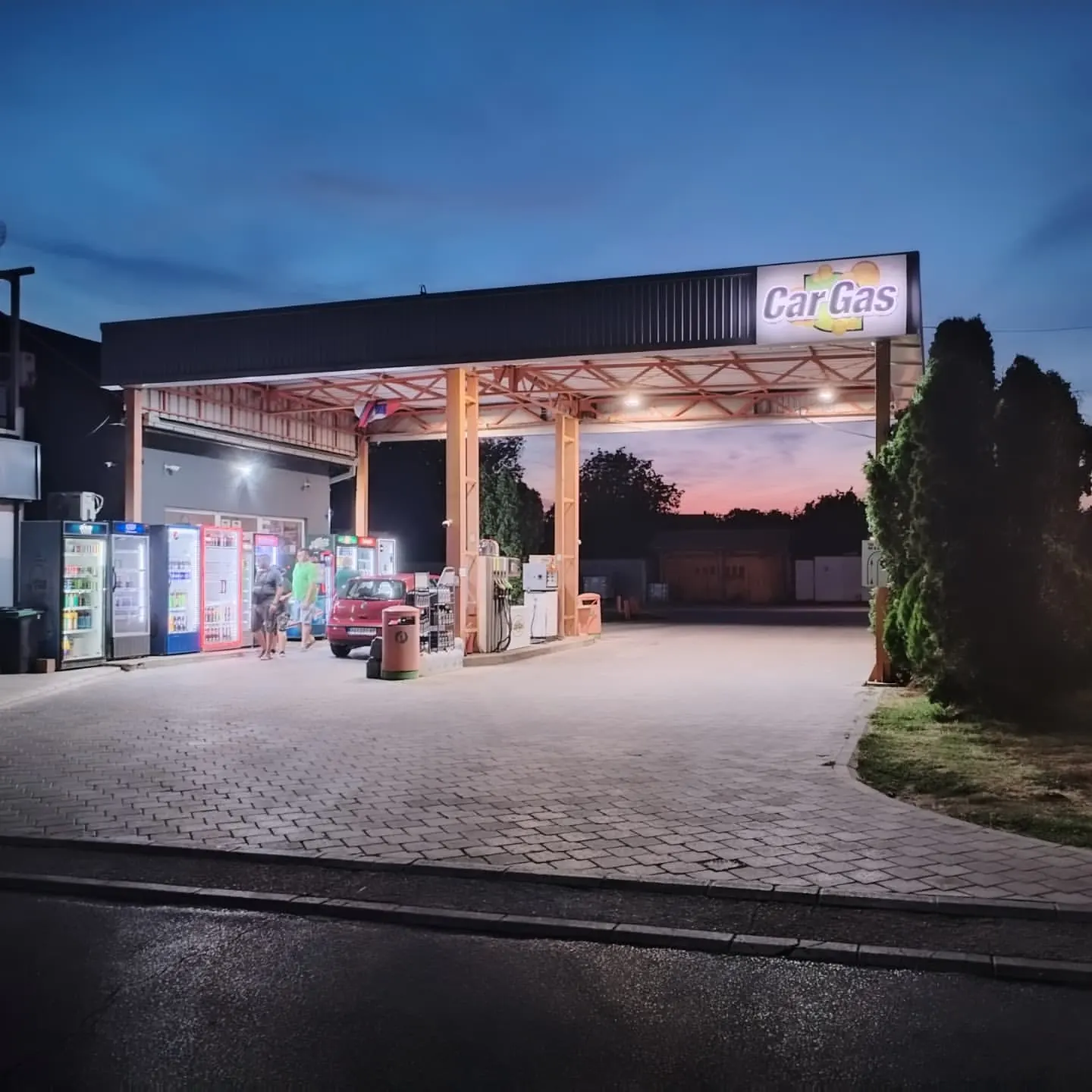 Car Gas pumpa noću
