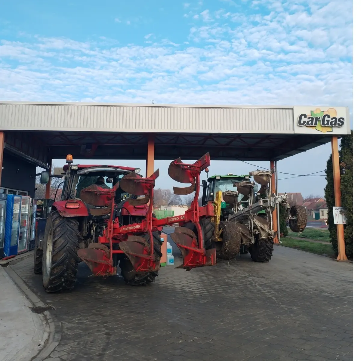 Traktor na točenju goriva na Car Gas pumpi